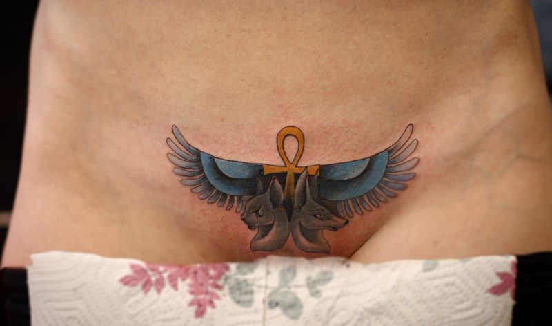 Татуировка в египетском стиле интим