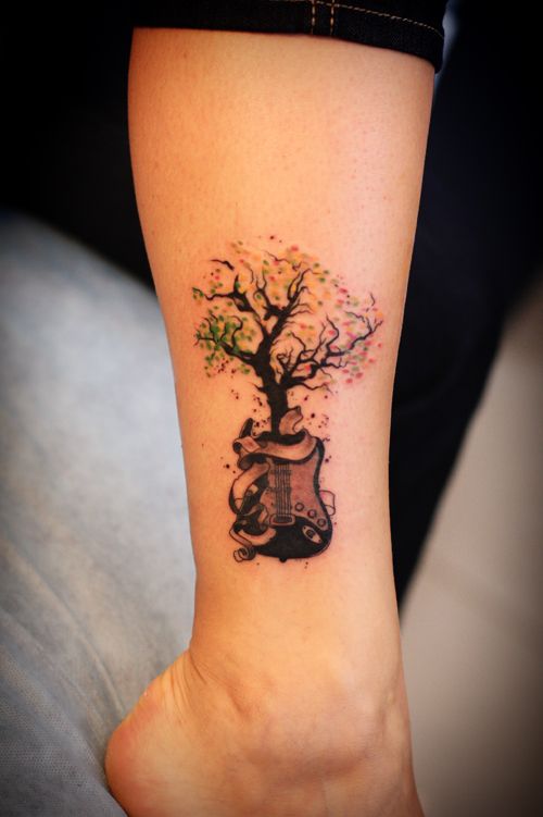 Татуировка гитара с деревом