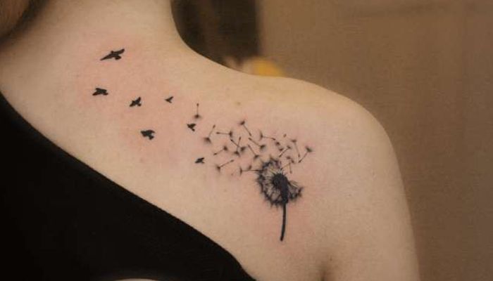 Татуировка разлетающийся одуванчик на спине