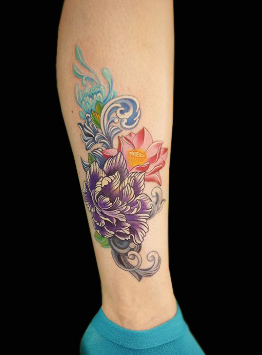 Татуировка цветы на ноге