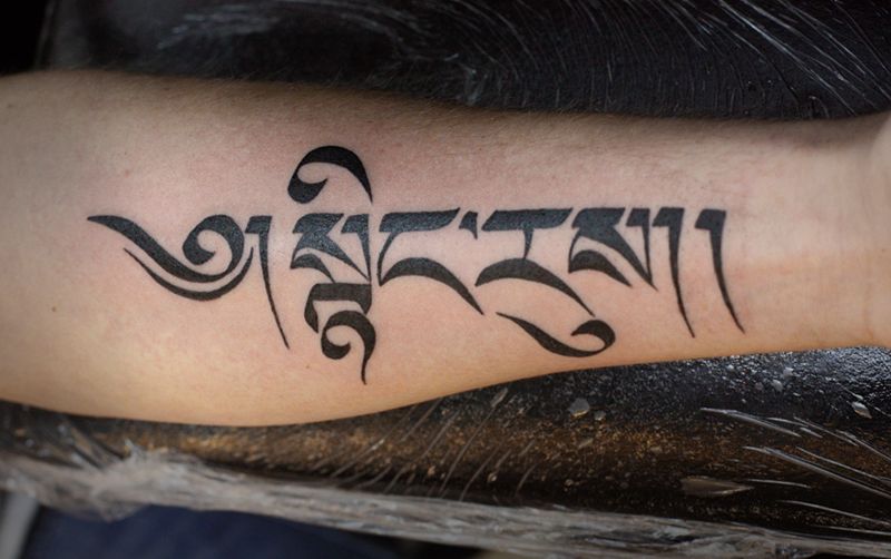 Татуировка надписи крупным шрифтом