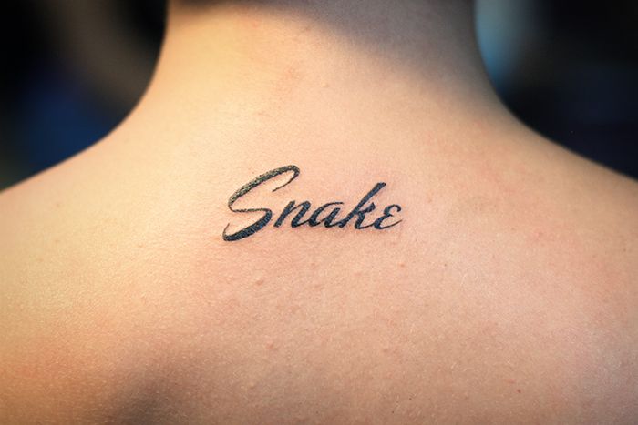 Татуировка надпись на спине