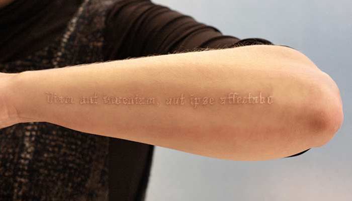 Татуировка надпись белого цвета