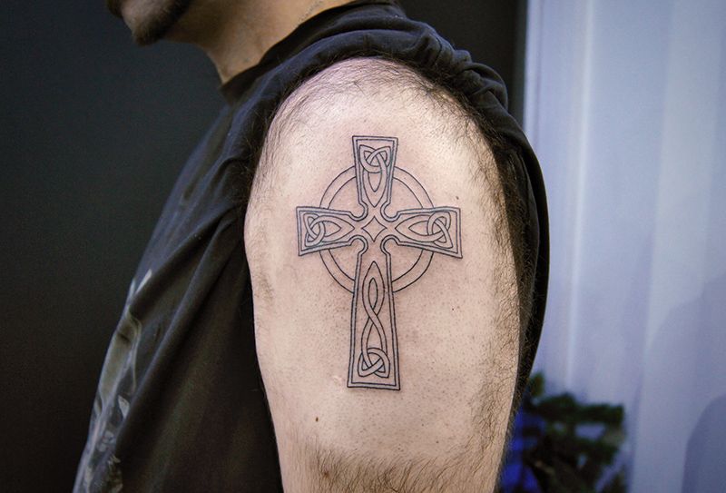 Тату кельтский крест на плече