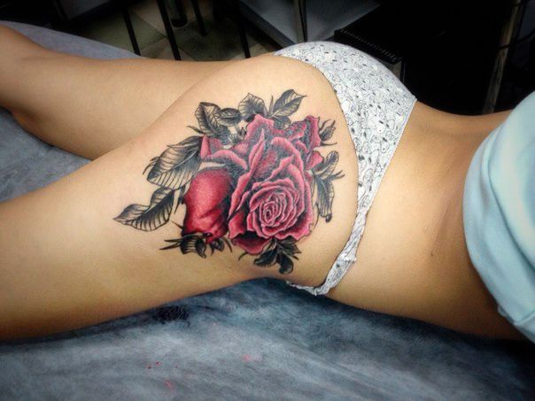 Татуировка розы а бедре