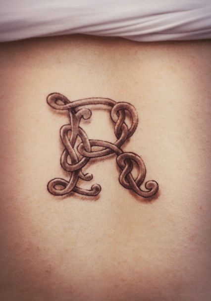 Татуировка буквы