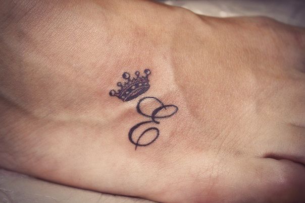 Маленькая татуировка короны с буквой