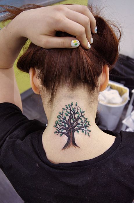Татуировка дерево на шее