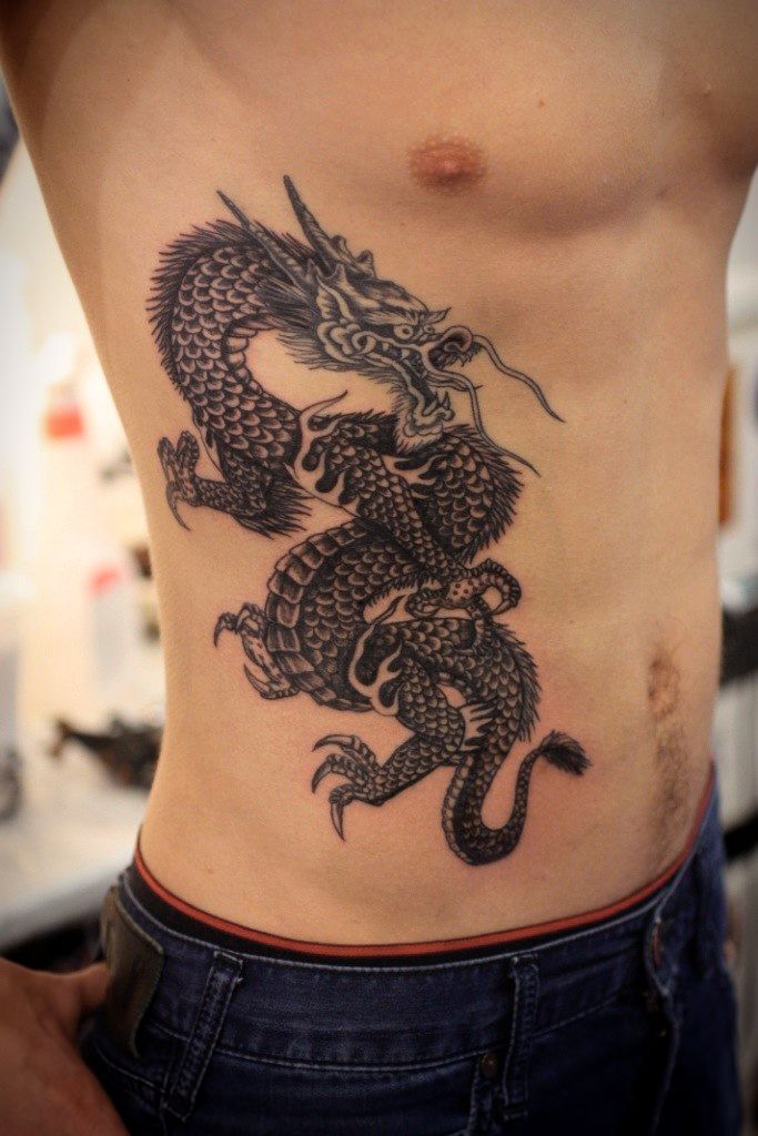 Татуировка дракон на ребрах
