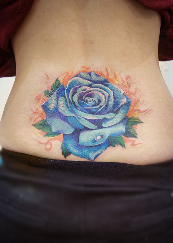 Татуировка роза голубая на спине