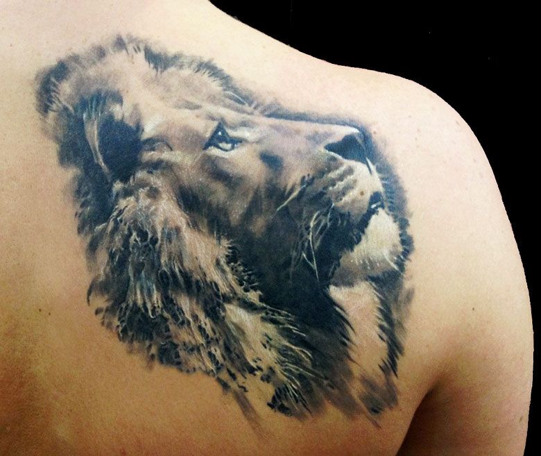 Идеи дизайна татуировки льва на плече для мужчин: