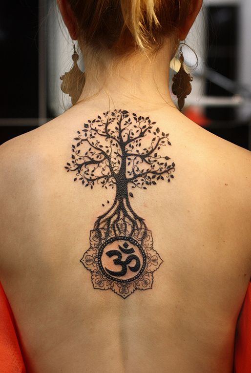 Татуировка знак Ом и дерево