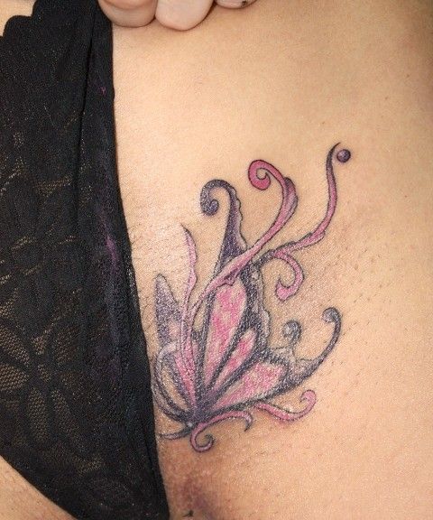 Татуировка интимная лиловая бабочка