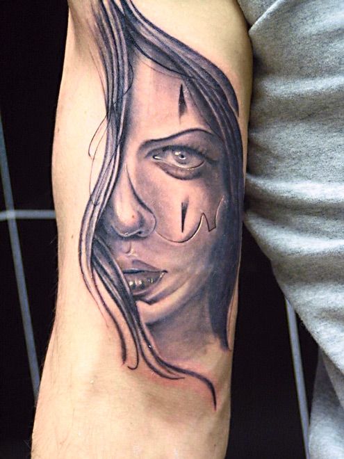 Татуировка девушка на руке