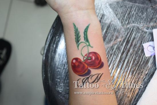 Небольшая татуировка вишни
