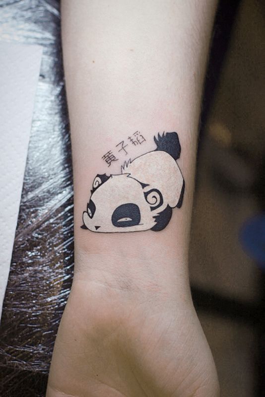 Татуировка панда за запястье