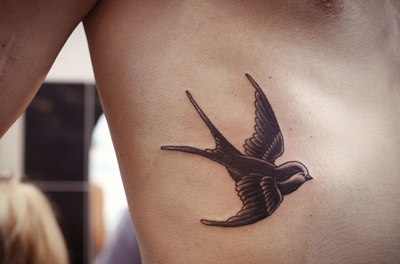 Татуировки ласточки на ребрах для мужчин