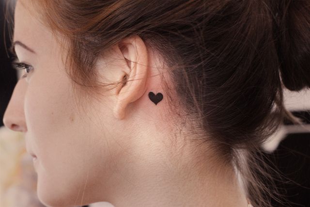 Татуировка сердца за ухом