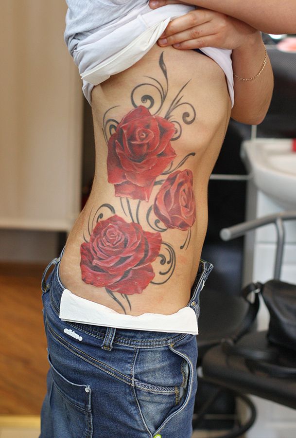 Татуировка розы на ребрах
