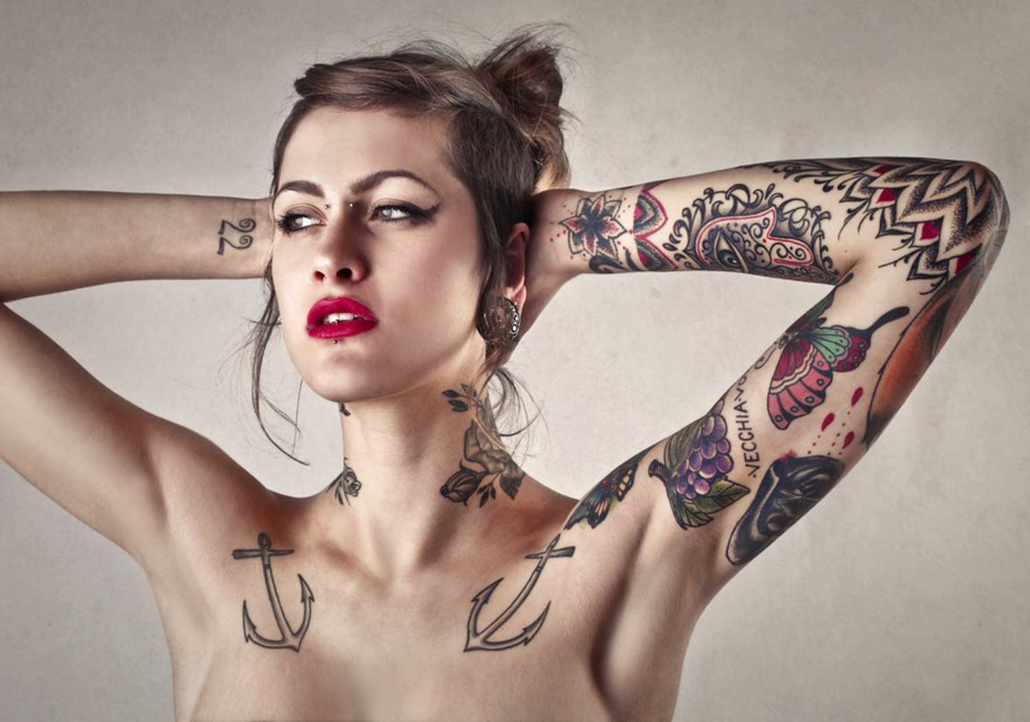 Девушка испортившая татуировками