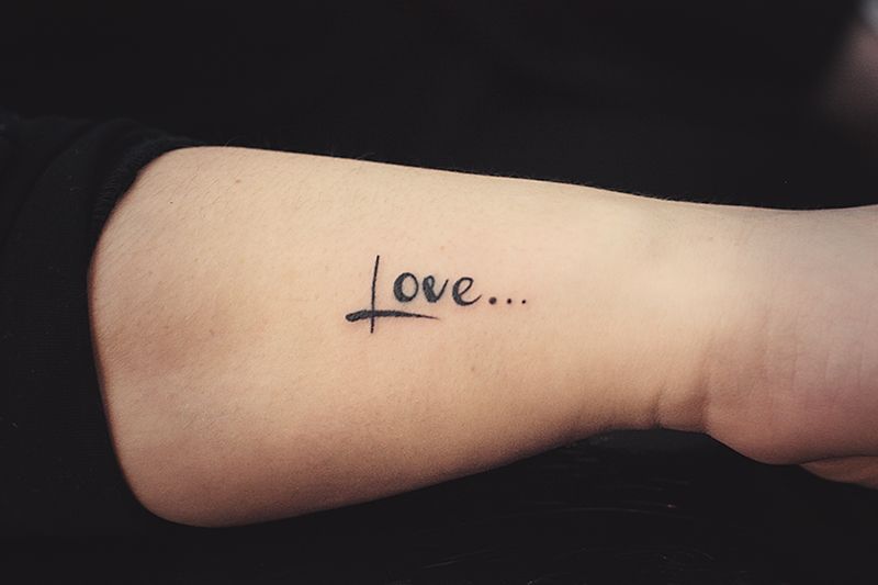 Татуировка надписи "Любовь"