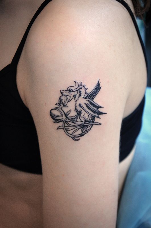 Татуировка дракончик на плече