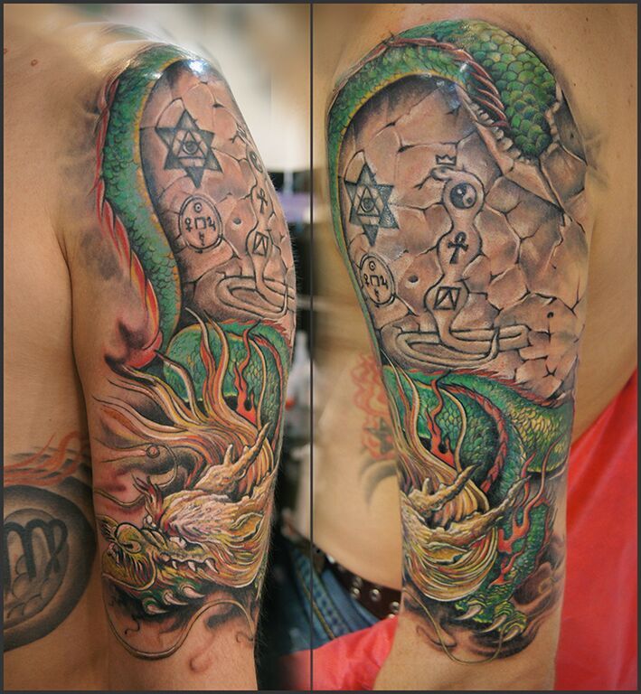Мужская татуировка дракон на плече