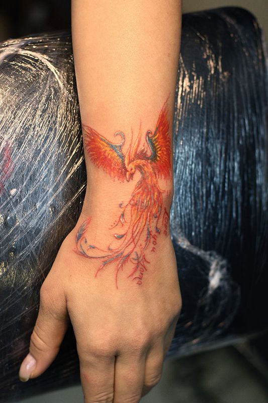 Татуировка птица феникс у кисти
