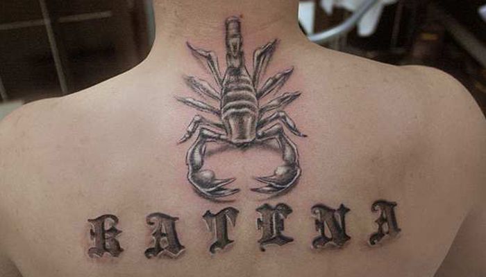 Татуировка "Скорпион и надпись"
