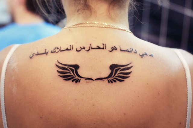 Татуировка надписи с крыльями
