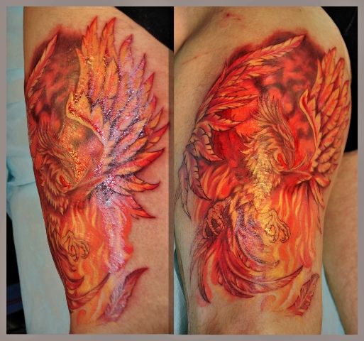 Татуировка феникс на бедре