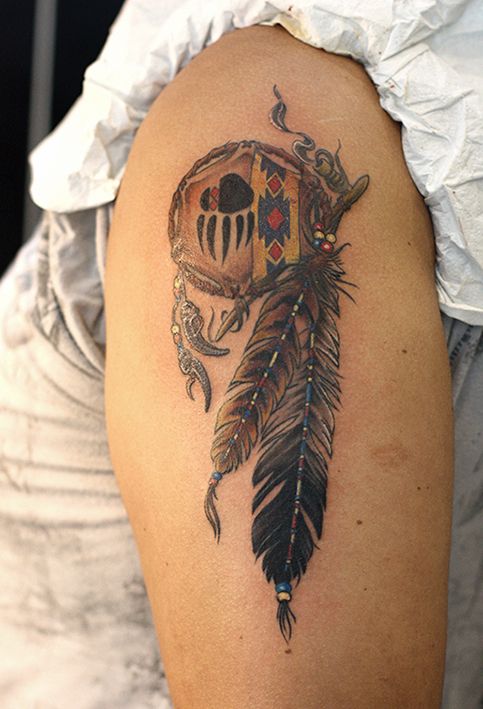 Татуировка бубен с перьями