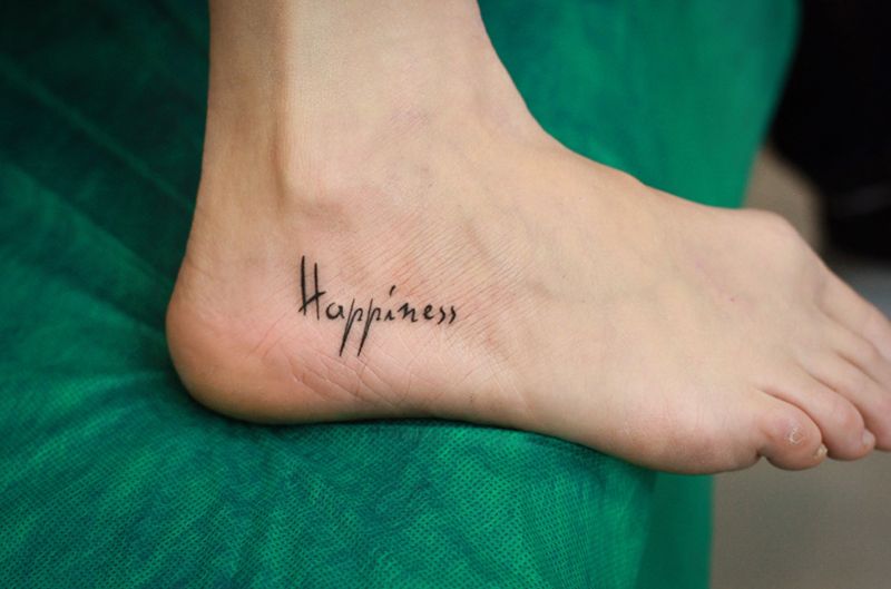 Татуировка надпись "Счастье"