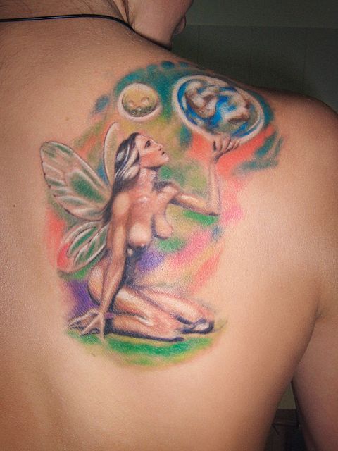 Татуировка фея на плече