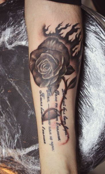 Татуировка роза с надписью в черно-белой технике