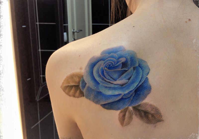 Тату синяя роза на плече