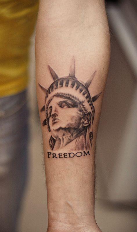 Небольшая татуировка статуя свободы