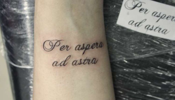 Татуировка надпись Per Aspera ad Astra