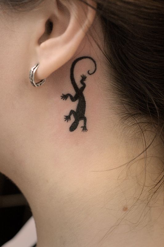 Татуировка за ухом ящерка