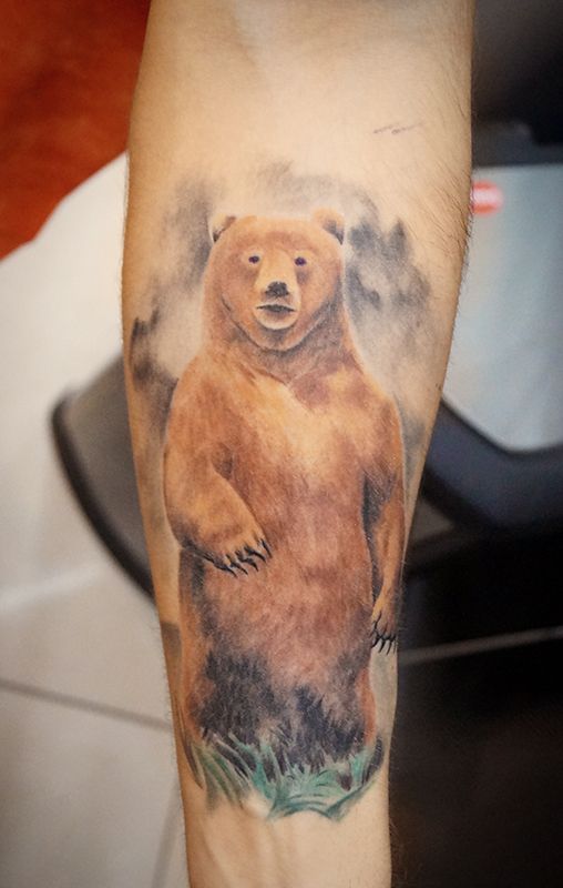 Татуировка медведь на руке