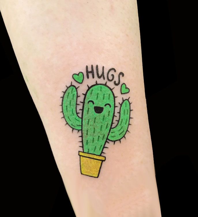 Тату кактус и надпись Hugs