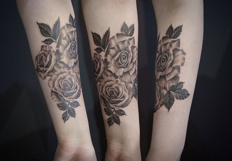 Татуировка розы черно-белые