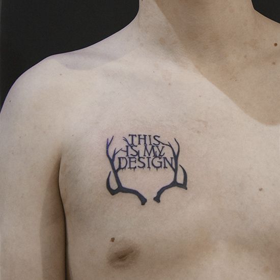 Мужская надпись на груди