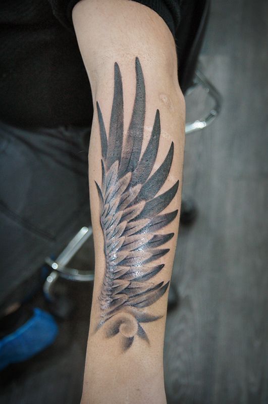Татуировка крыло на руке