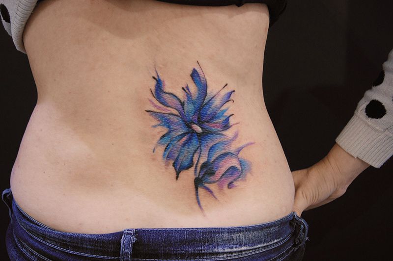 Тату синий цветок на спине