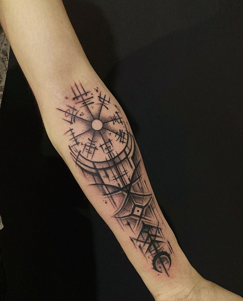 Тату рунический компас на руке