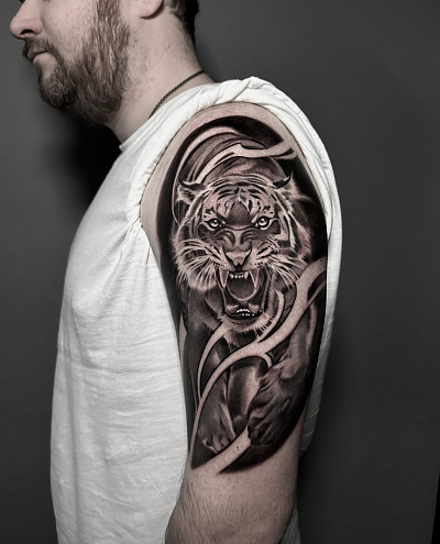 Тату рычащий тигр на плече