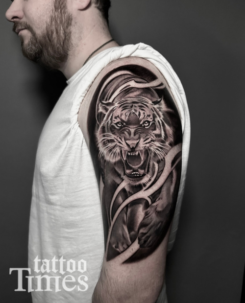 Тату рычащий тигр на плече Тату рычащий тигр на плече