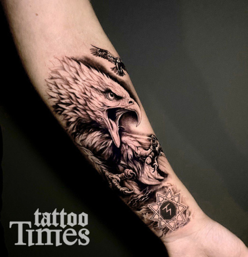 Тату орел и славянский символ