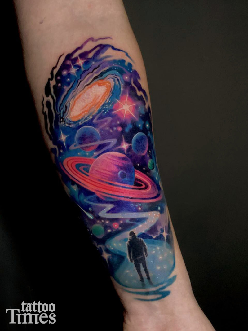 Тату космос с планетами